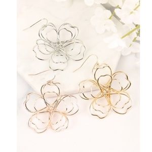 Rose gold metal wire flower earring